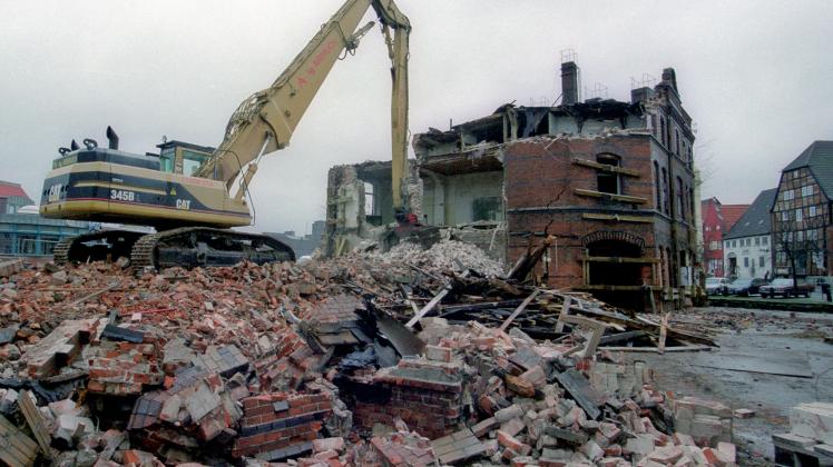 Der Abriss des einst Stadtbild prägenden Gebäudes am Wismarer Hafen ist Mitte März 2000 in vollem Gange.