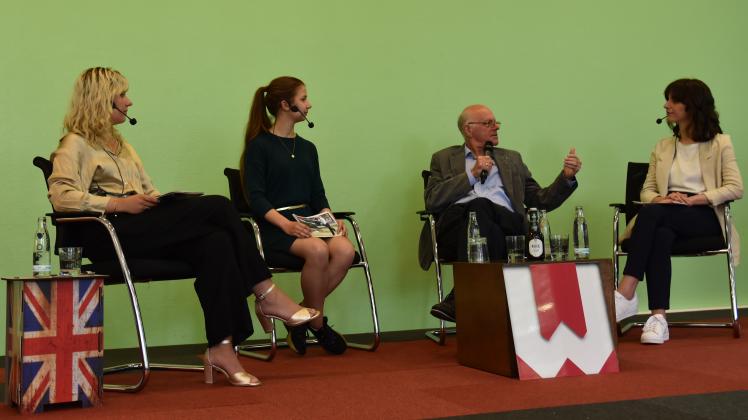 Der ehemalige Bundestagspräsident Norbert Lammert war nun zu Besuch am Willms-Gymnasium: Jördis Krey (von links), Sonja Fleischmann und Jelena Jovicic sprachen mit ihm über Leitkultur.