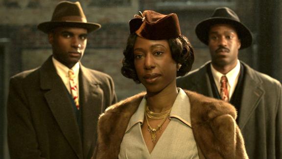 HANDOUT - Nikki Amuka-Bird (M) als Violet in einer Szene des Films "The Outfit - Verbrechen nach Maß". Foto: -/UPI/dpa - ACHTUNG: Nur zur redaktionellen Verwendung im Zusammenhang mit einer Berichterstattung über den Film und nur mit vollständiger Nennung des vorstehenden Credits HANDOUT - Nikki Amuka-Bird (M) als Violet in einer Szene des Films "The Outfit - Verbrechen nach Maß". Foto: -/UPI/dpa - ACHTUNG: Nur zur redaktionellen Verwendung im Zusammenhang mit einer Berichterstattung über den Film und nur mit vollständiger Nennung des vorstehenden Credits