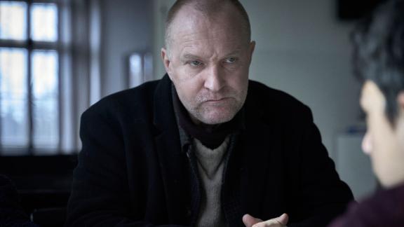 HANDOUT - Ulrich Thomsen als Kommissar Carl Mørck in einer Szene des Films "Erwartung - Der Marco Effect". Foto: Klara Cvrckova/Kochfilms/dpa - ACHTUNG: Nur zur redaktionellen Verwendung im Zusammenhang mit einer Berichterstattung über den Film und nur mit vollständiger Nennung des vorstehenden Credits HANDOUT - Ulrich Thomsen als Kommissar Carl Mørck in einer Szene des Films "Erwartung - Der Marco Effect". Foto: Klara Cvrckova/Kochfilms/dpa - ACHTUNG: Nur zur redaktionellen Verwendung im Zusammenhang mit einer Berichterstattung über den Film und nur mit vollständiger Nennung des vorstehenden Credits