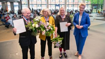 Jahresempfang der Ministerprsidentin Manuela Schwesig (r.) in Parchim: Angelika Stiemer (3.v.r.)setzt sich für die Kinder in MV ein. Sie ist ihre Anwältin und Unterstützung für viele Eltern. Ulrike Seemmann-Katz  (2.v.r.) ist haupt- als auch ehrenamtlich mit großem Einsatz in der Integrationsarbeit und der Flüchtlingshilfe aktiv, Valeriy Bunimov ( l.)  ist nicht der Mann, der seine Verdienste gern in der Öffentlichkeit herausgestellt sieht. Was für ihn zählt, ist seine Arbeit für die jüdischen Gemeinden in Mecklenburg-Vorpommern und seine Mitmenschen. 30.05.2022 Foto Volker Bohlmann