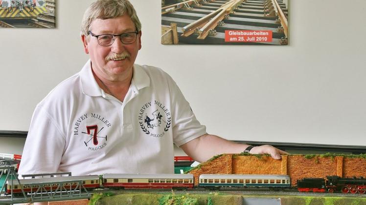 Heinz Apsel ist 65 und hat nun nochmal einen neuen Arbeitsplatz. Einmal in der Woche öffnet er für die Spieliothek den Raum mit der Modelleisenbahn.