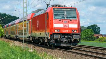 Osnabrueck, Deutschland 12. Mai 2022: Der e-Zug 146 219-1 der Deutschen Bahn mit ihrem RegionalExpress von Osnabrück nac