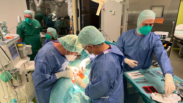 Etwa 45 Minuten dauert der Eingriff an der Halsschlagader im Herzkatheterlabor im Marien-Hospital in Papenburg, den hier (von links) Hans-Gerd Abels (Anästhesiepfleger), Regina Gelhaar (Anästhesistin), Raed Yousef (Kardiologe), M. D. Sayed-
Abed Husseini (Gefäßchirurg) sowie Viktor Reinik (Operationstechnischer Assistent) durchführen.