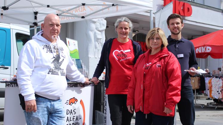 Christian (l.) macht mit Inga Schwarz und Annekathrin Herzig von der Awo sowie Adrian Eppel vom Team des Alfa-Mobils Betroffenen Mut.