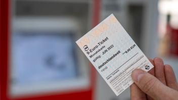 ILLUSTRATION - Das 9-Euro-Ticket wird offenbar gut angenommen. Foto: Monika Skolimowska/dpa