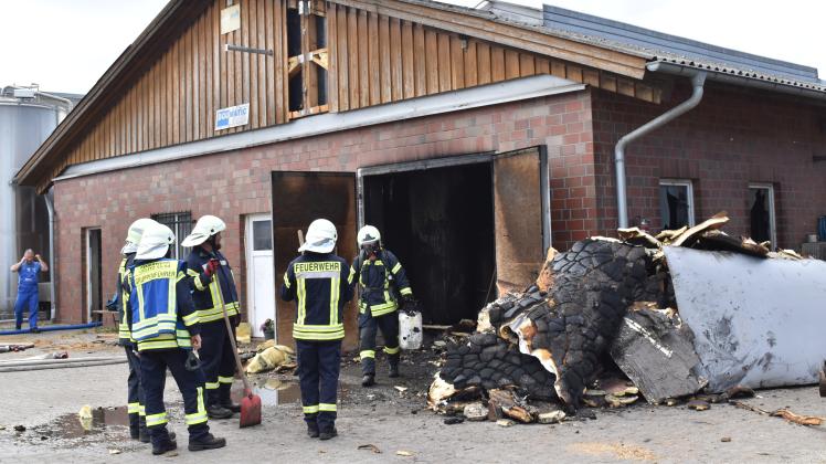 Mehr als 50 Brandschützer rückten zum Einsatz auf dem Rastower Landwirtschaftsbetrieb aus. Im Melkhaus sorgte ein technischer Defekt für einen Brand. 