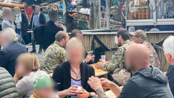 Die vermeintlichen Soldaten wurden unter anderem bei der Rum-Regatta in Flensburg gesichtet.