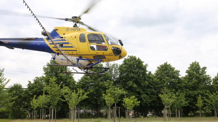 Abflug des Sprühhelikopters vom Gelände der Straßenmeisterei in Hagenow. Hier war einer der Stützpunkte im Kampf gegen den Eichenprozessionsspinner. 