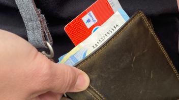 Der Diebstahl der Geldbörse inklusive der Ausweisdokumente und EC-Karte kann teure Folgekosten nach sich ziehen.
