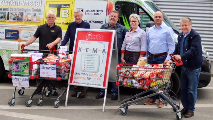 Abschluss einer erfolgreichen Aktion: Frank Cohnen (l.) und Ulrich Kaiser (2.v.l.) vom Rotary Club Ludwigslust übergeben die Spenden an Wolfgang Schaffer (3.v.l.) und Peter Grosch (r.) von der Tafel. Auch Norbert Schwarz, Leiter des famila-Warenhauses, und Mitarbeiterin Silke Korth freuen sich über das Ergebnis.