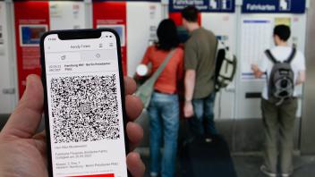 04.05.2022, Bahnreisen : digitales Handy Ticket der Deutschen Bahn 04.05.2022, Bahnreisen : digitales Handy Ticket 04.05