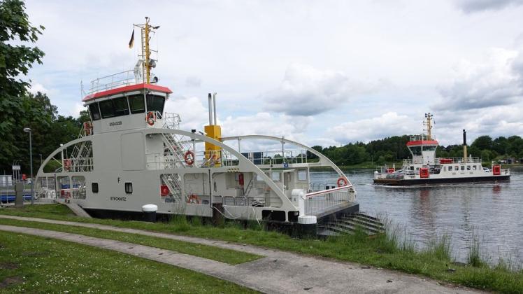 Neu und Alt: Die Hybridfähre "Stecknitz" wartet am Anleger Nobiskrug auf ihren ersten Einsatz. Im Hintergrund eine der betagten Kanalfähren, die ersetzt werden sollen.