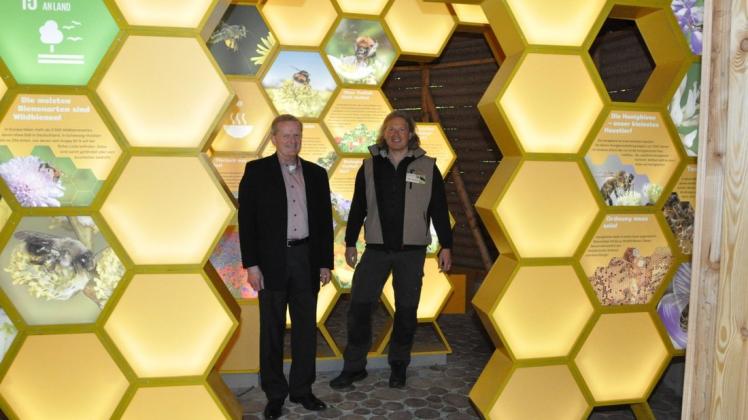 Der Vorsitzende des Förderverein, Großenaspes Bürgermeister Torsten Klinger (links) und Geschäftsführer Wolf-Gunthram Freiherr von Schenck freuten sich darüber, dass sie trotz aller Widrigkeiten den Park weiterentwickeln konnten, wie die Bienenwelt.