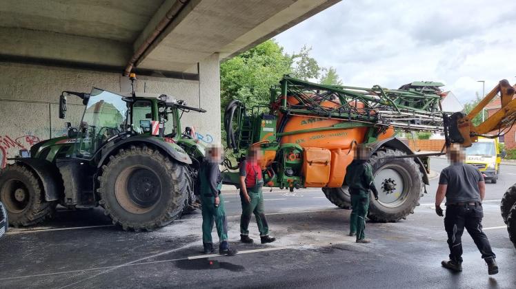 Aus einer landwirtschaftlichen Feldspritze flossen in Bramsche 5.000 Liter Spritzbrühe aus.