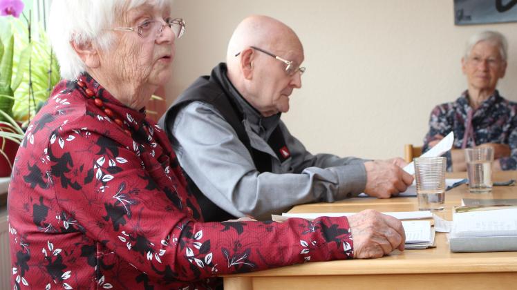 Ein älteres Paar hält ein Buch