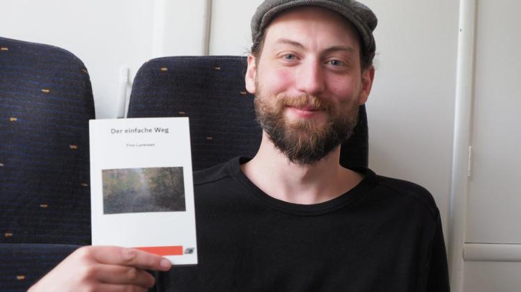 Der Autor und sein Buch: Finn Lorenzen hat sein Erstlingswerk vorgelegt.