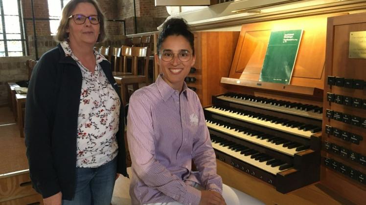 Machen gemeinsame Sache: Tina Clasen (l.) und Mahela Reichstatt am Spieltisch der Dom-Orgel.