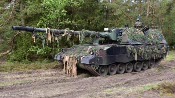 Panzerhaubitze 2000 der Bundeswehr Die Panzerhaubitze 2000 ist das modernste Artilleriegeschütz in der Bundeswehr. Bei e