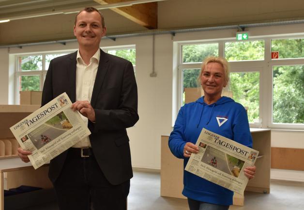 Die Zeitungszustellung ist weiterhin das Kerngeschäft des NOZ-Medienvertriebs Emsland. Im Bild Geschäftsführer Frank Jansen und Mitarbeiterin Petra Radler. Die Zeitungszustellung ist weiterhin das Kerngeschäft des NOZ-Medienvertriebs Emsland. Im Bild Geschäftsführer Frank Jansen und Mitarbeiterin Petra Radler.