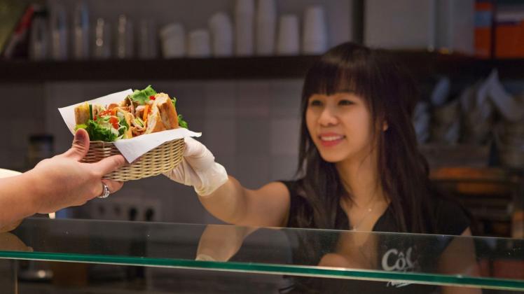 HANDOUT - Foodtrucks stehen nicht mehr nur auf Festivals, sie haben sich in Großstädten einen festen Platz erobert. Und die Angebote sind so vielfältig wie die Lieblingsspeisen auf der Welt - auch das vietnamesische Bánh-mì-Sandwich gehört dazu. Foto: Daniela Haug/Brandstätter Verlag/dpa-tmn - ACHTUNG: Nur zur redaktionellen Verwendung im Zusammenhang mit dem genannten Text und nur bei vollständiger Nennung des vorstehenden Credits