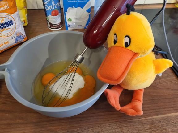 Die liebe Ente Paula ist eine fleißige Köchin und hilft gerne in der Küche.