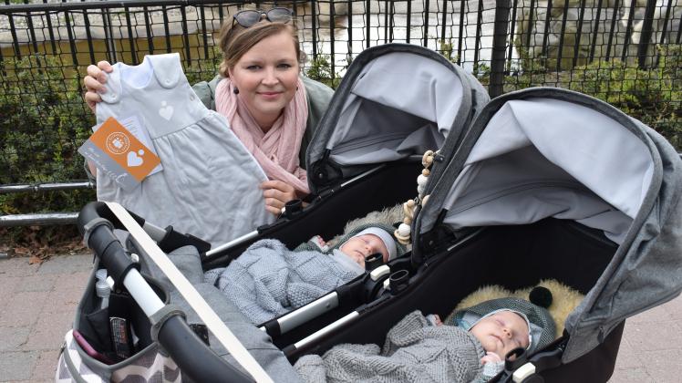 Die Zwillinge Janne und Friedrich aus Rostock erhielten am Kindertag im Rostocker Zoo als erste die neuen Schlafsäcke. Mama Susanna Lichtenstein freute sich.