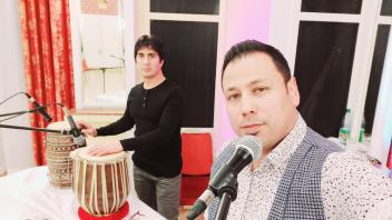 Der afghanische Sänger Arman Naderi (vorne) tritt am Samstag im Haus der Jugend auf.