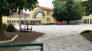 Auf dem Gelände der Regenbogenschule in Büren muss gebaut werden, um die räumlichen Voraussetzungen für den Offenen Ganztag zu schaffen, auf den Grundschüler ab 2026 einen Rechtsanspruch haben.