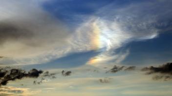 Naturphänomen Regenbogenwolke, farbenprächtige Haloerscheinung über Brahlstorf