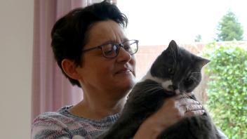 Sonja Vollertsen mit Kater Titus weiß wie es sich anfühlt, wenn eine Haustier spurlos verschwindet. 