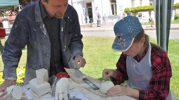 Ein Mann und ein Mädchen arbeiten mit Gips