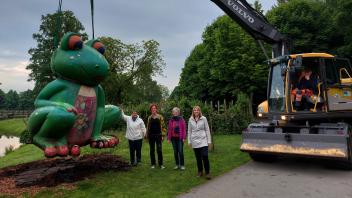 Auf seiner Reise wurde Frosch „Alex“ begleitet von (von links) Initiatorin Betta Weber, Künstlerin Linda Kösters, Kunstschulleiterin Petra Wendholz und Bürgermeisterin Vanessa Gattung.