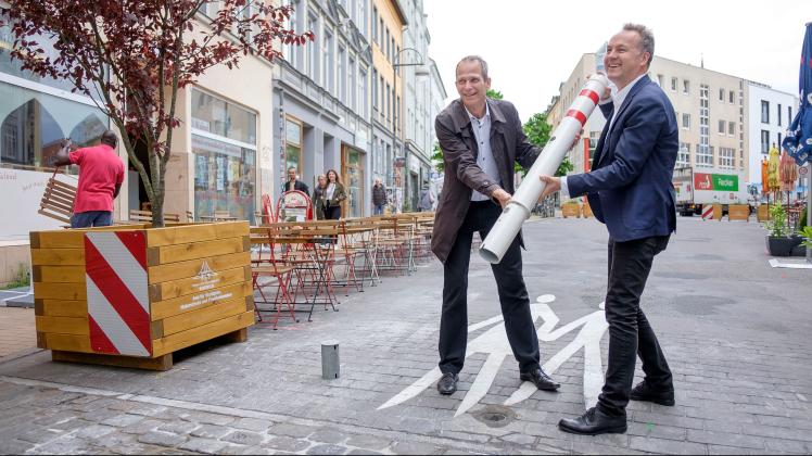 Den Poller für die Sommerstraße am Brink setzten Umweltsenator Holger Matthäus (Grüne, r.) und Mobilitätsamtsleiter Stefan Krause zum Start des Modellprojektes am Mittwoch.