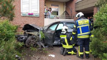 Ein Mercedesfahrer krachte in die Wand eines Mehrfamilienhauses in Stockelsdorf.