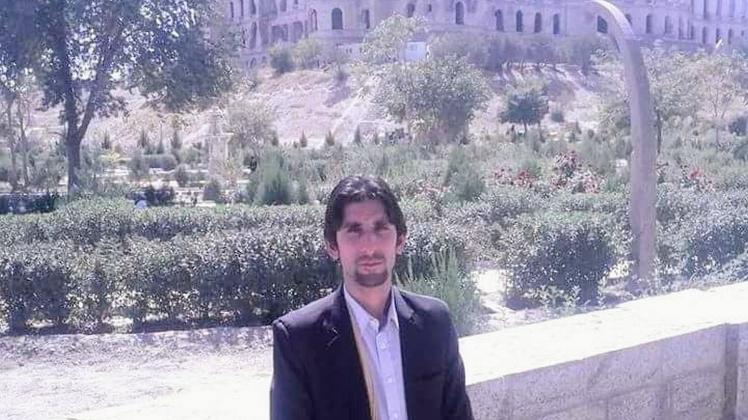 Daryousch Heidari vor etwa zehn Jahren in Kabul vor dem Darlaman-Palast.