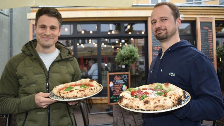 Die Gastronomen Jan Krugmann (l.) und Michael Brügmann eröffnen mit dem Restaurant al Mulino in Warnemünde ihr drittes Lokal in der Mühlenstraße 