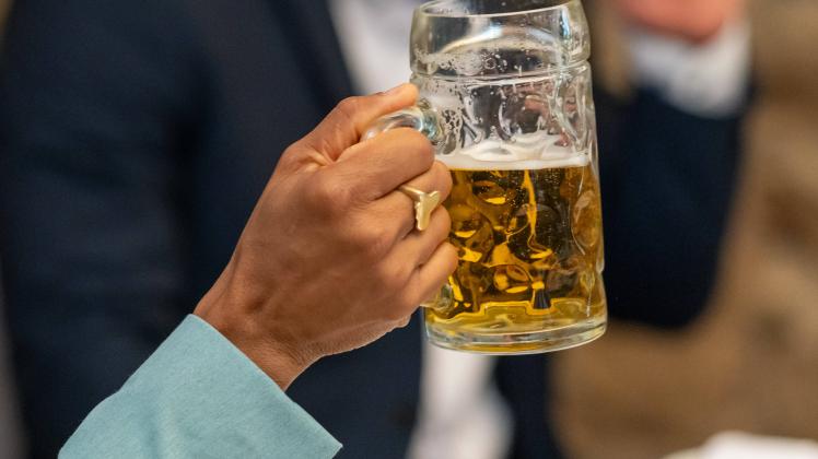 Bier in einem Bierglas Gesellschaft, Deutschland, Ein Glas frisch gezapftes Bier. *nur redaktionelle Nutzung* *** Bier