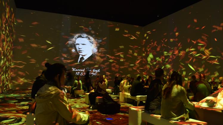 Das ist die van-Gogh-Ausstellung in der Rostocker Messe Den Auswirkungen von Pandemie und Krieg zum Trotz zeigen die Veranstalter in der Messehalle ab Mittwoch eine multimediale van Gogh-Ausstellung der Superlative. Es soll die größte ihrer Art in Europa sein.