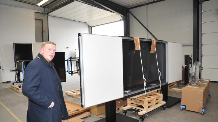 Auf der Bildungsmesse Didacta 2022 in Köln wird das Unternehmen von Jens Freerks dieses Halterungssysteme für eine interaktive Tafel präsentieren. 