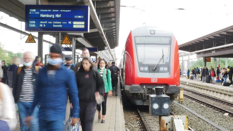 Auch aus dem Zug aus Hamburg strömen am Rostocker Hauptbahnhof die Fahrgäste.