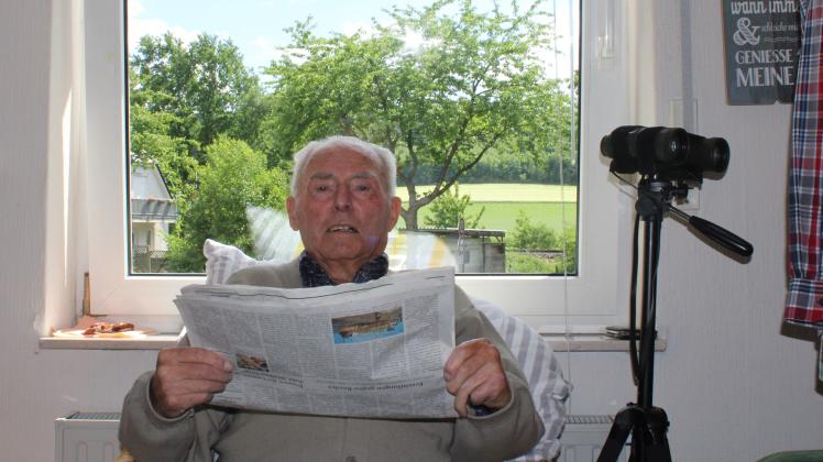 Heinz Kähler wird 100. Immer noch liest er gerne Zeitung. 