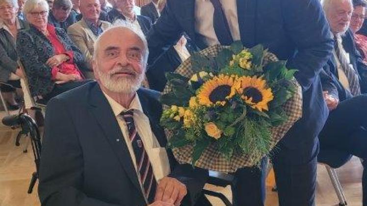 Blumen vom Nachfolger. Ronald Seeger (links) wird vom neuen Rathenower Bürgermeister Jörg Zietemann verabschiedet.