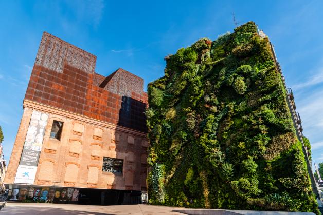 Das CaixaForum Madrid, Spanien, ist ein Museum und Kulturzentrum am Paseo del Prado.