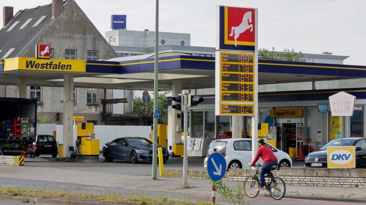 Osnabrück: #Tankstellen_#Benzinpreise_Keine Schlangen an den Tankstellen der Hannoverschen Straße trotz der Benzinpreissenkung. 01.06.2022