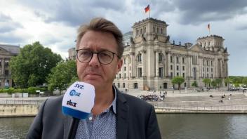Berlin-Korrespondent Tobias Schmidt vor dem Deutschen Bundestag.