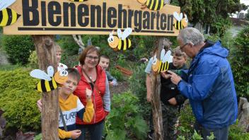 Mit dem fröhlichen Namensschild ist der Bienenlehrgarten in Dömitz vollendet. Brunhild Junge hatte dort mit Schülern viele bienenfreundliche Gewächse in die Erde gebracht. Das Schild gestaltete ihr Mann Peter.