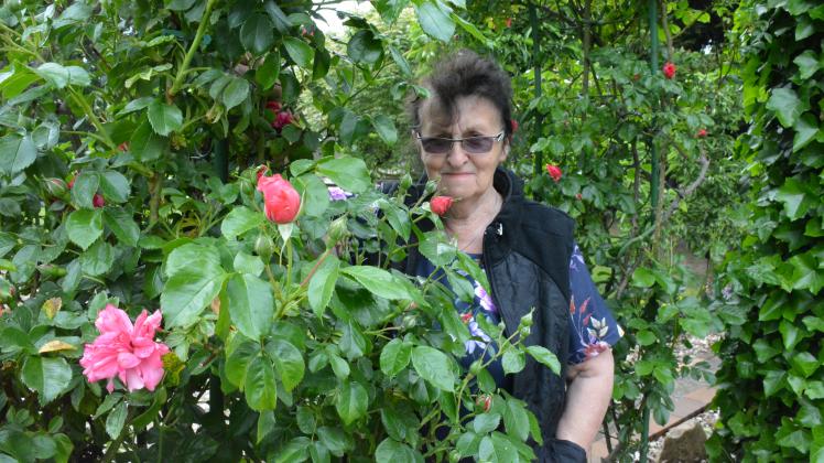 Leni Warnke liebt ihren Garten in Grebs - und gestaltet in gern mal um. Dazu werden auch Pflanzen ausgerottet.