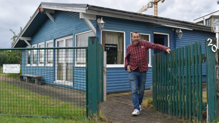 Axel Loheit öffnet die Türen zu seinem Gartenlokal Am Werder und freut sich auf Besucher.