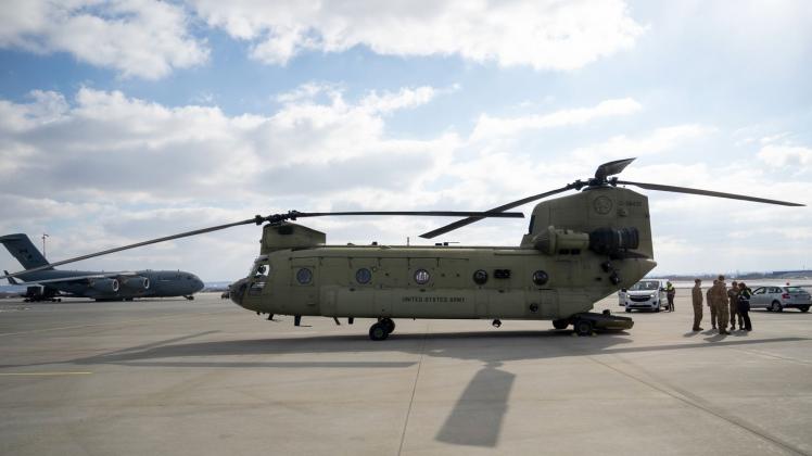ARCHIV - Ein Boeing CH-47 Chinook Helicopter der US-Armee am Flughafen im polnischen Rzeszow. Foto: Christophe Gateau/dpa